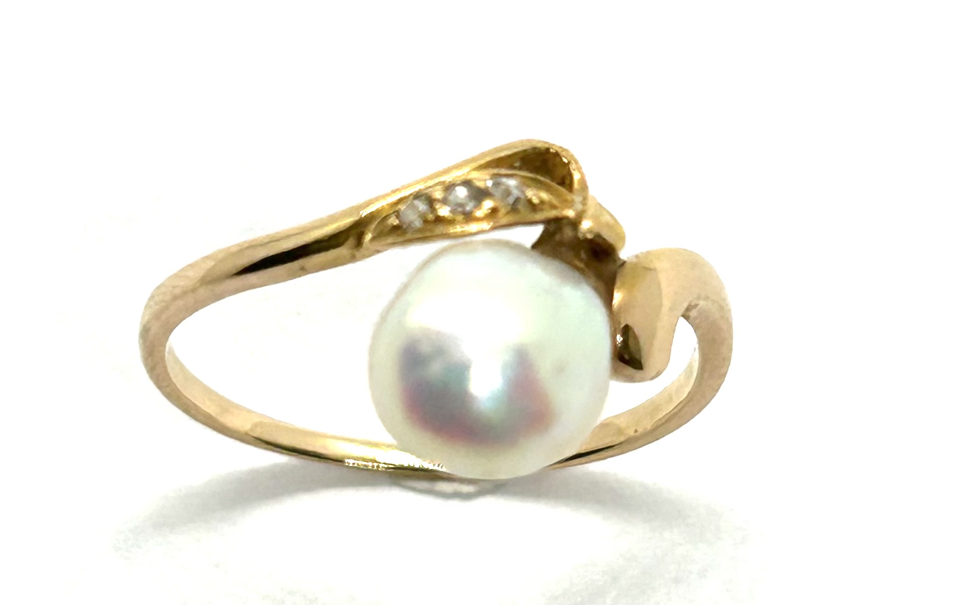 Zlatý prsten s perlou a diamantovými routami