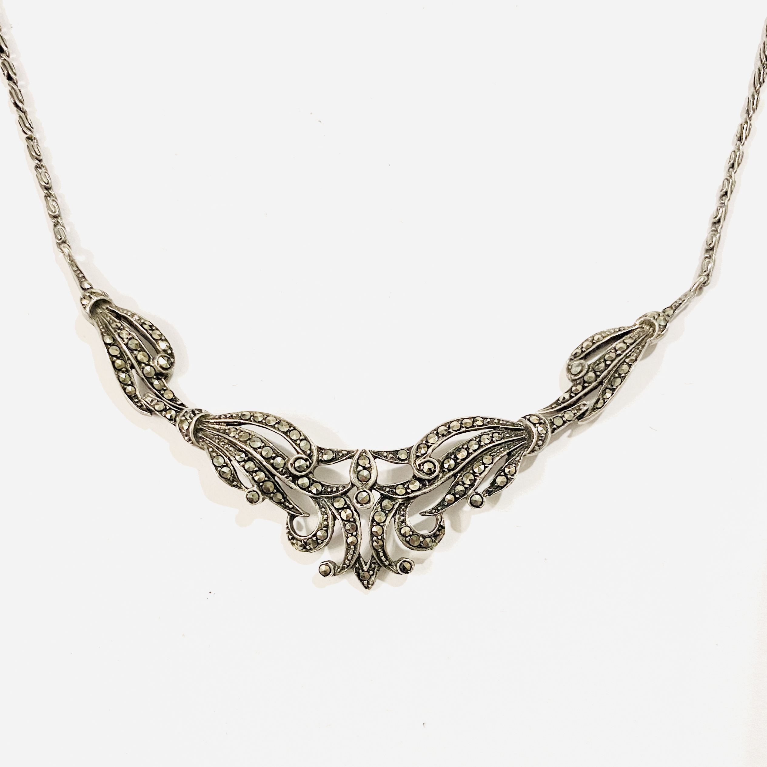Stříbrný prvorepublikový náhrdelník s markazity