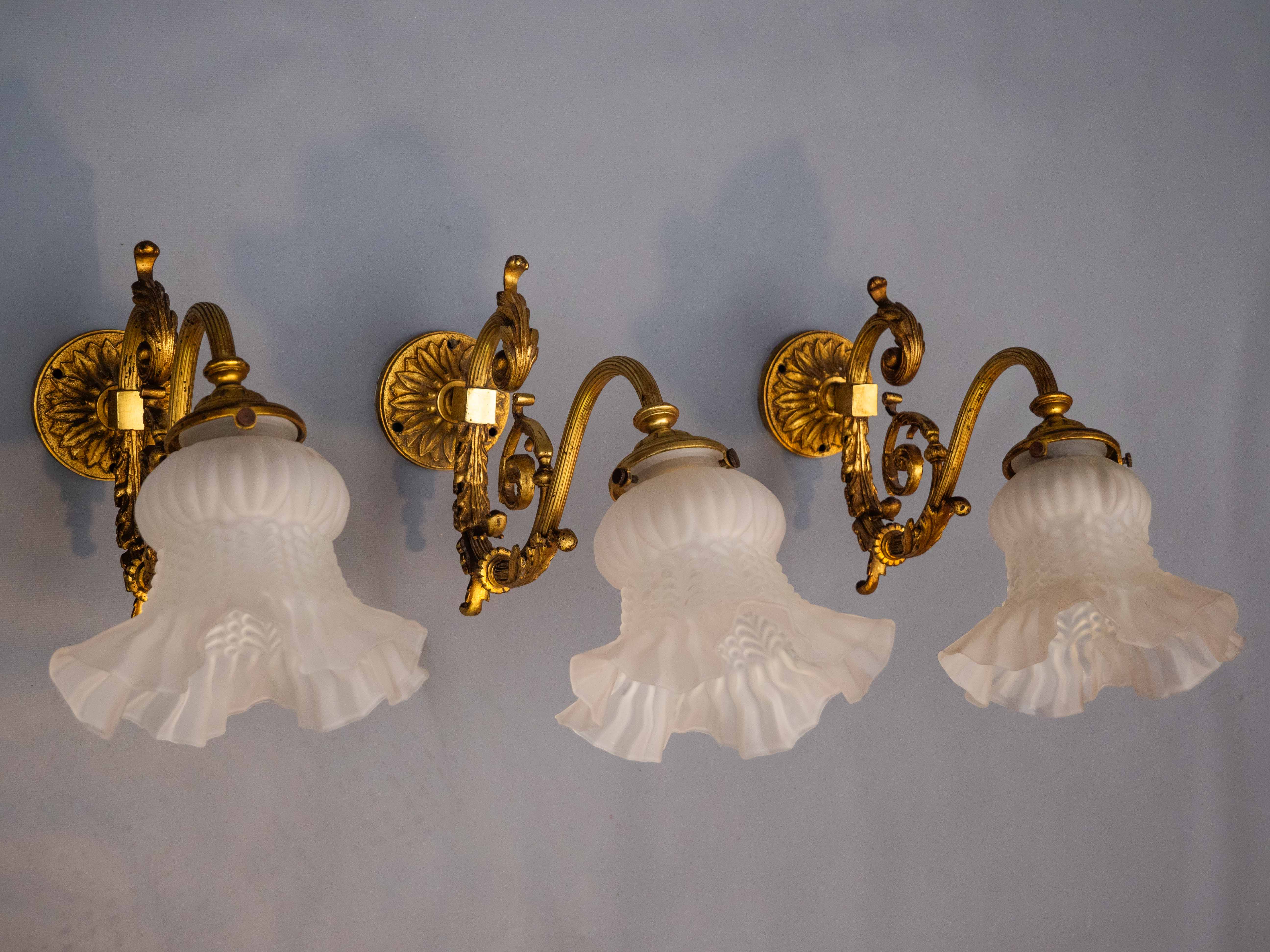 Francouzské starožitné pozlacené lampy na zeď - trojice
