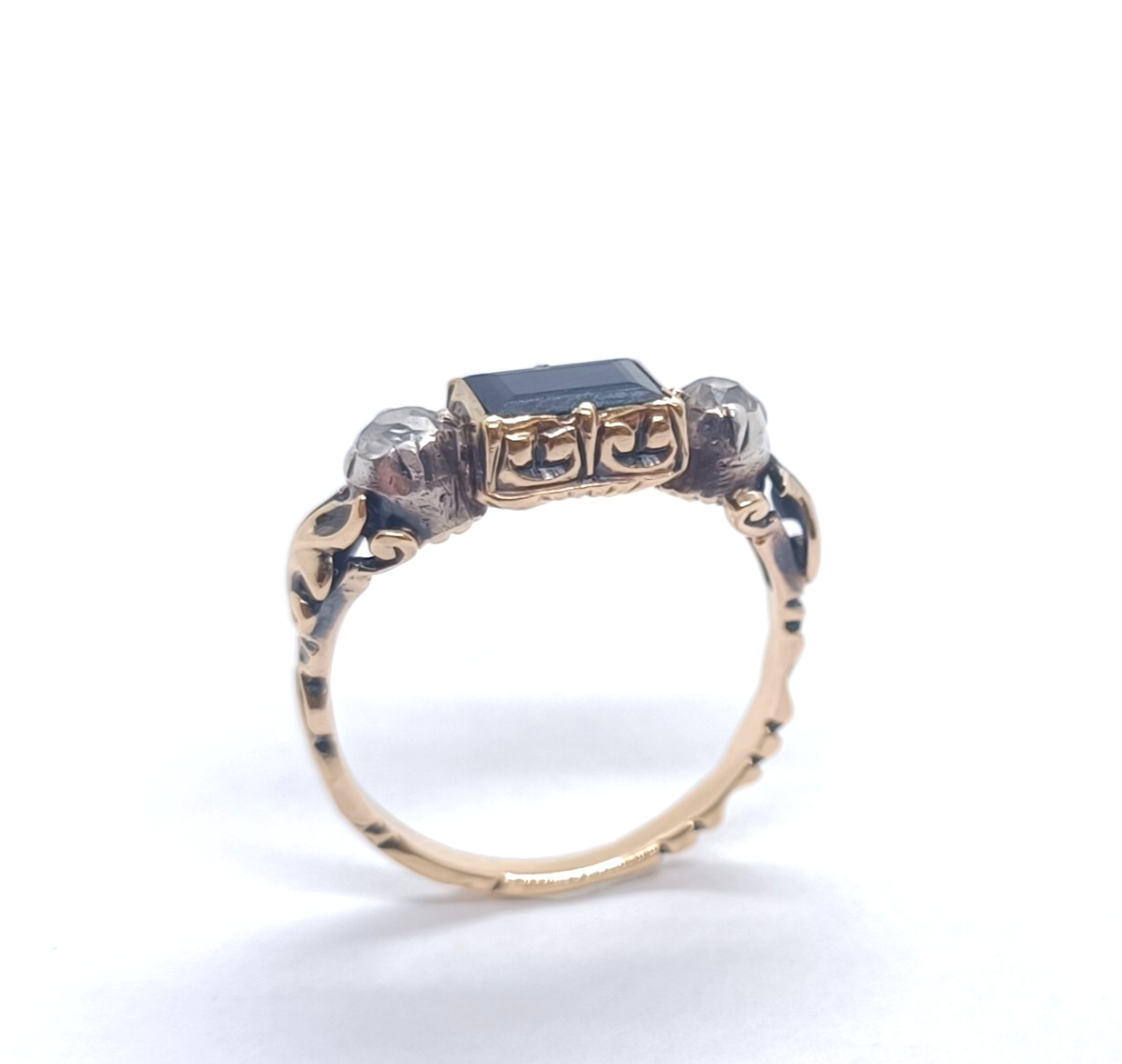 Zlatý prsten s centrálním safírem a diamanty