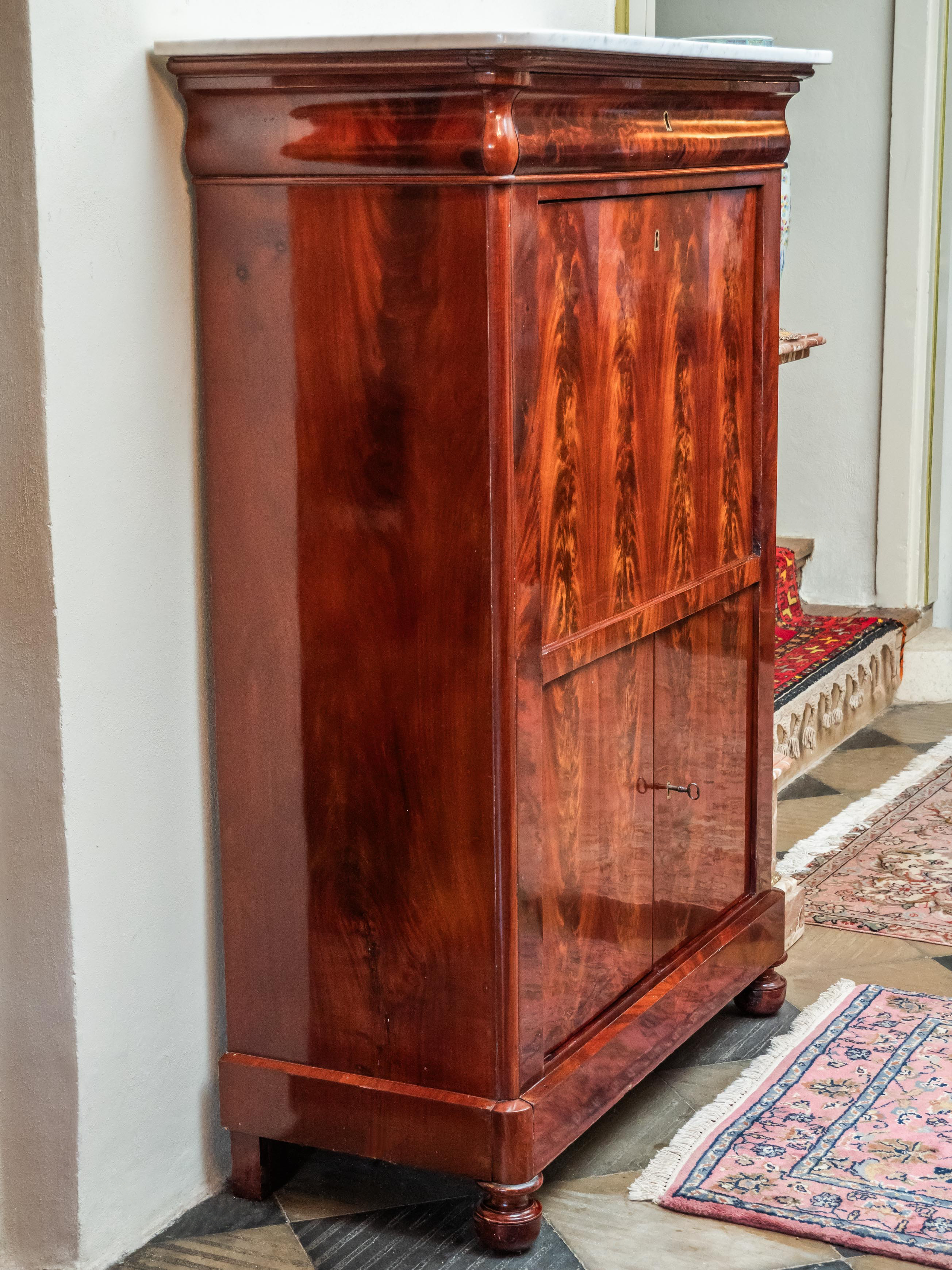 Biedermeier sekretář s tajnými zásuvkami