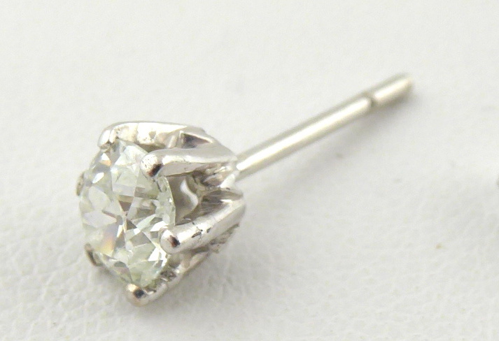 Elegantní zlaté náušnice s diamanty – 0,85 ct